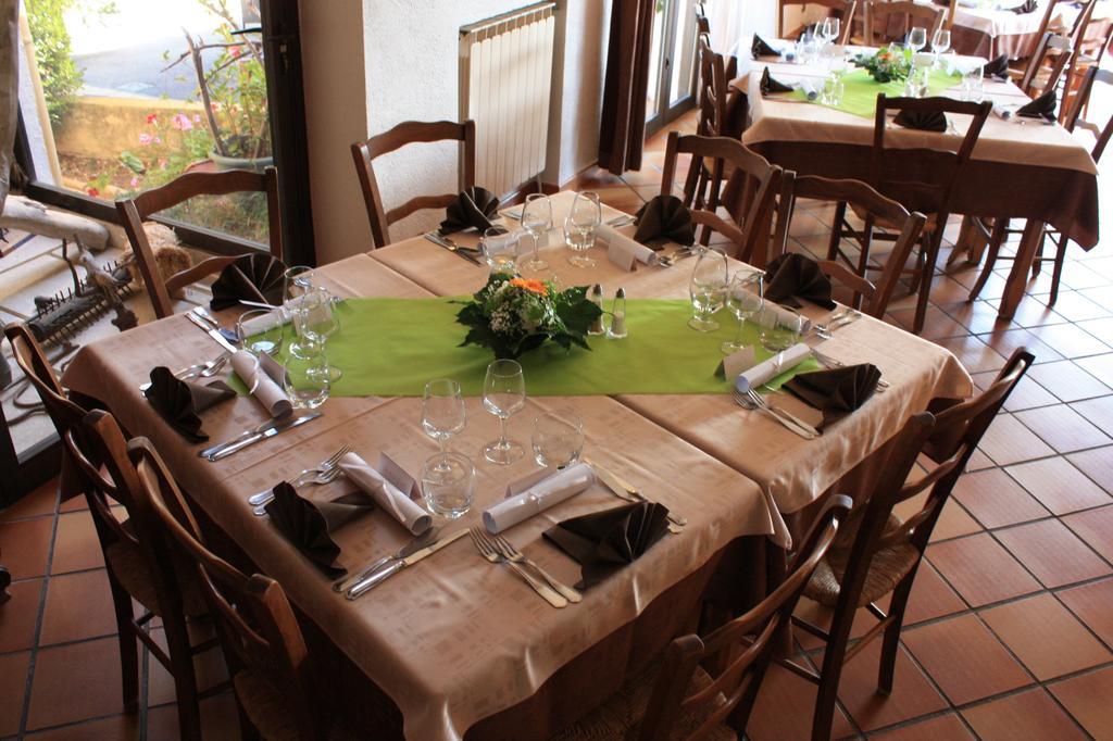 Logis Hotel Restaurant Le Flamant Rose Camargue Albaron Bagian luar foto