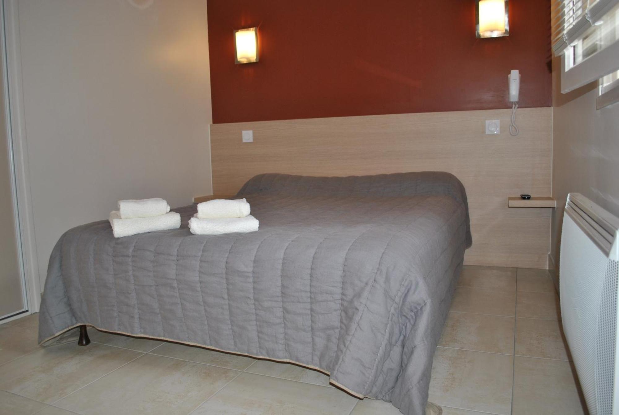 Logis Hotel Restaurant Le Flamant Rose Camargue Albaron Bagian luar foto