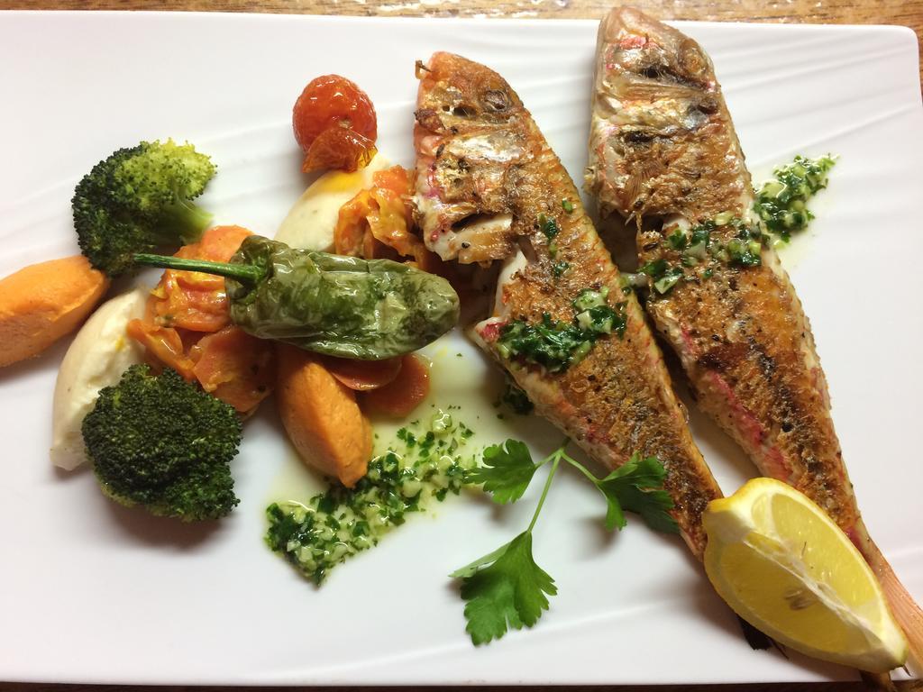 Logis Hotel Restaurant Le Flamant Rose Camargue Albaron Bagian luar foto