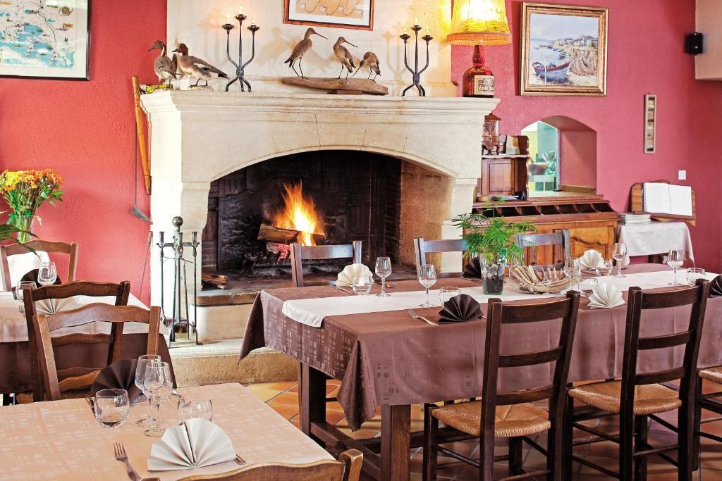 Logis Hotel Restaurant Le Flamant Rose Camargue Albaron Bagian luar foto