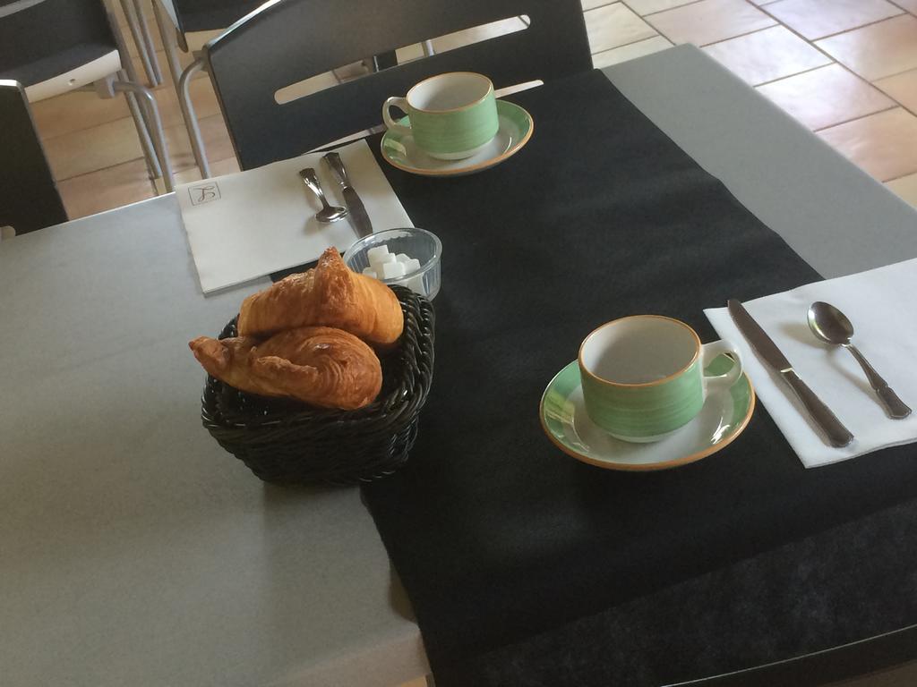 Logis Hotel Restaurant Le Flamant Rose Camargue Albaron Bagian luar foto